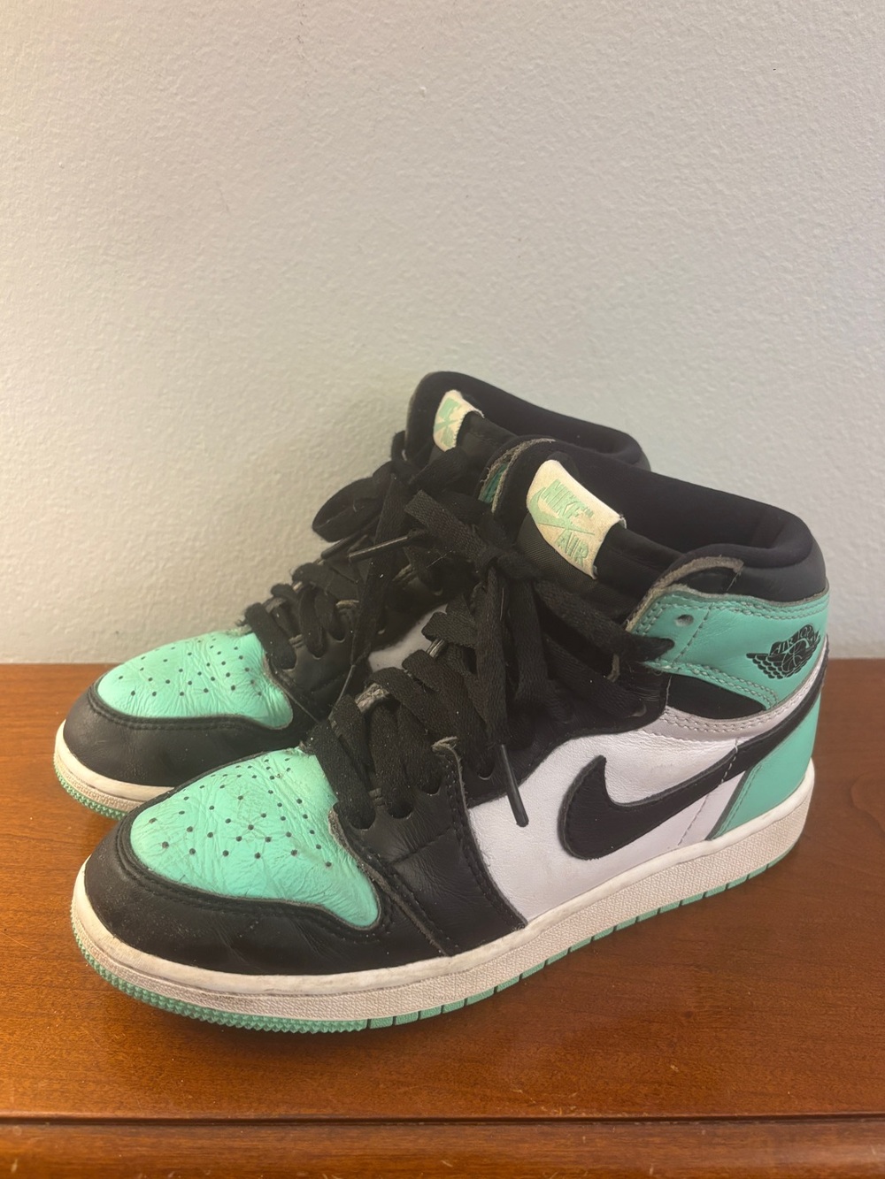 Air Jordan 1 Retro High OG "Green Glow" GS Size 4.5Y